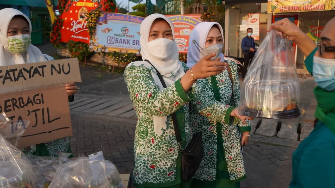 Fatayat NU membagikan takjil dalam rangka Harlah ke-71. (Istimewa)