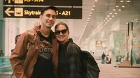 Darius Sinathrya dan Donna Agnesia saat di Bandara menuju Delhi (dok.Instagram@darius_sinathrya/https://www.instagram.com/p/B0fhxJRnfHY//Devita Nur Azizah