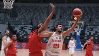 Pemain Timnas Basket Suriah, Omar Cheikh Ali (kanan) berebut bola dengan pemain Timnas Basket Uni Emirat Arab, Qais Omar Alshabebi pada laga hari pertama Indonesia International Basketball Invitational 2023 melawan Suriah di Indonesia Arena, Senayan, Jakarta, Rabu (02/08/2023). Laga dimenangankan oleh UEA dengan skor 63-61. (Bola.com/Bagaskara Lazuardi)
