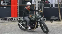 Gibran Rakabuming Raka saat mencoba mengendarai motor Royal Enfield 500 di arena pameran motor custom Burnout,Sabtu (1/9).(Liputan6.com/Fajar Abrori)