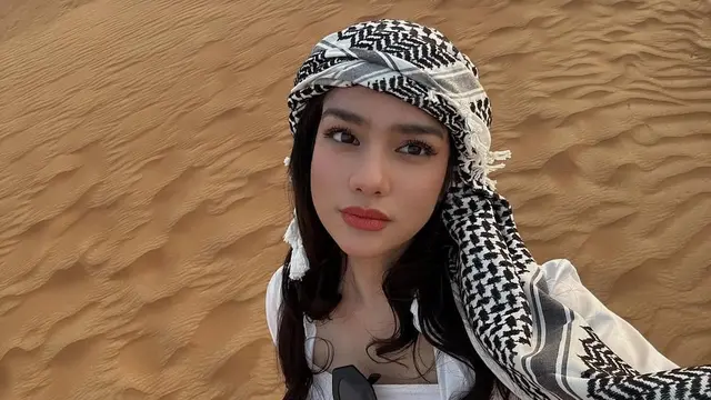 Davina Karamoy Tampil Bak Wanita Timur Tengah di Gurun Dubai, Sorban Monokrom dan Tas Prada yang Mencuri Perhatian