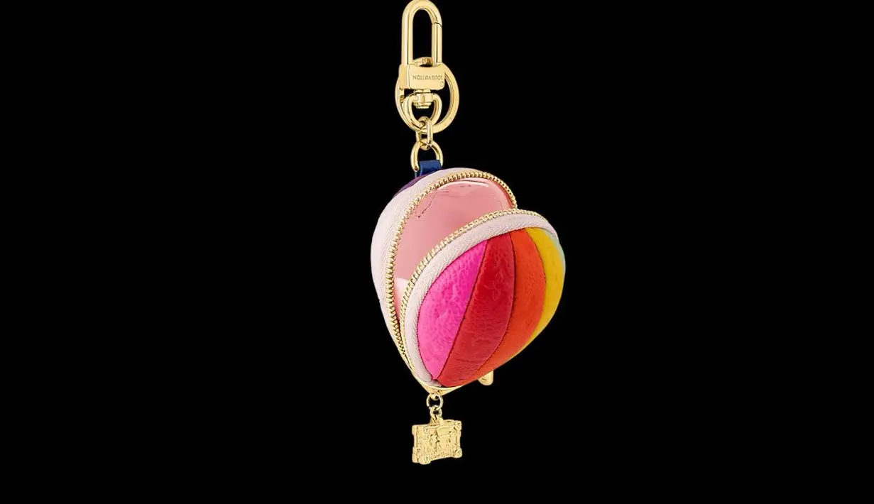 Dibuat dari kulit sapi, gantungan kunci LV Dream merupakan penghormatan simbolis terhadap warisan perjalanan Rumah Mode tersebut. Balon udara berwarna cerah yang dihiasi dengan pola Monogram yang ikonik menyimpan replika koper Louis Vuitton yang bersejarah dengan sangat detail. Harganya mencapai Rp24,4 juta. [Dok/louisvuitton.co.id].