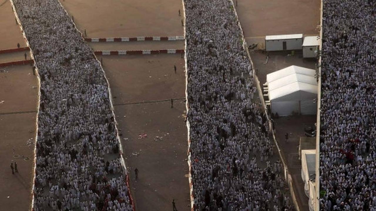Begini padatnya jalur menuju lokasi lempar jamrah di Mina