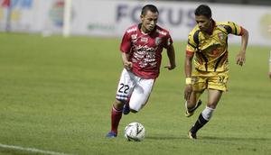 Bek Bali United, Dias Angga, mengejar bola saat melawan Mitra Kukar pada laga Piala Presiden 2019 di Stadion Patriot, Jawa Barat, Minggu (3/3). Bali United menang 3-0 atas Mitra Kukar. (Bola.com/M Iqbal Ichsan)