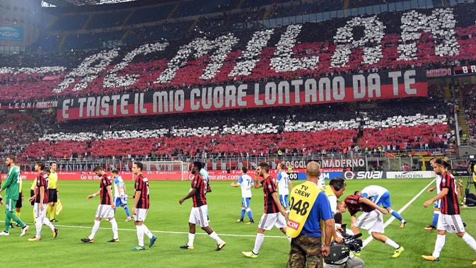 Suporter membentuk tulisan AC milan raksasa saat pertandingan antara AC Milan melawan CSU Craiova pada laga kualifikasi Liga Europa di Stadion San Siro, Milan, Jumat (4/8/2017). AC Milan menang 2-0 atas CSU Craiova. (AP/Daniel Dal Zennaro)
