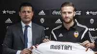 Mustafi saat diperkenalkan sebagai pemain baru Valencia (JOSE JORDAN / AFP)