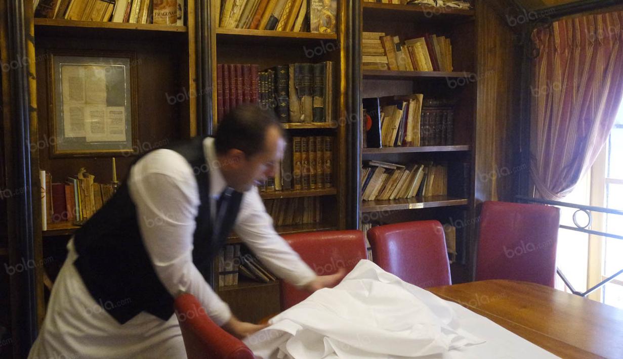 Dahulu Le Procope didirikan oleh pria berkebangsaan Italia yang bernama Francesco Procopio Dei Coltelli. (Bola.com/Vitalis Yogi Trisna)