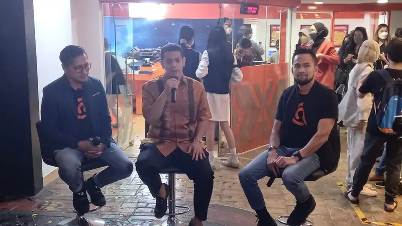 Teuku Wisnu dan Arie Untung saat memperkenalkan Riko The Series