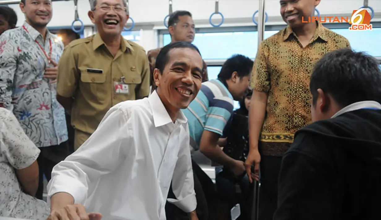 Sebelum mengumumkan rencana kelanjutan pembangunan Monorel ini, Jokowi sempat  merasakan sensasi naik maket monorel itu.(Liputan6.com/Herman Zakharia)