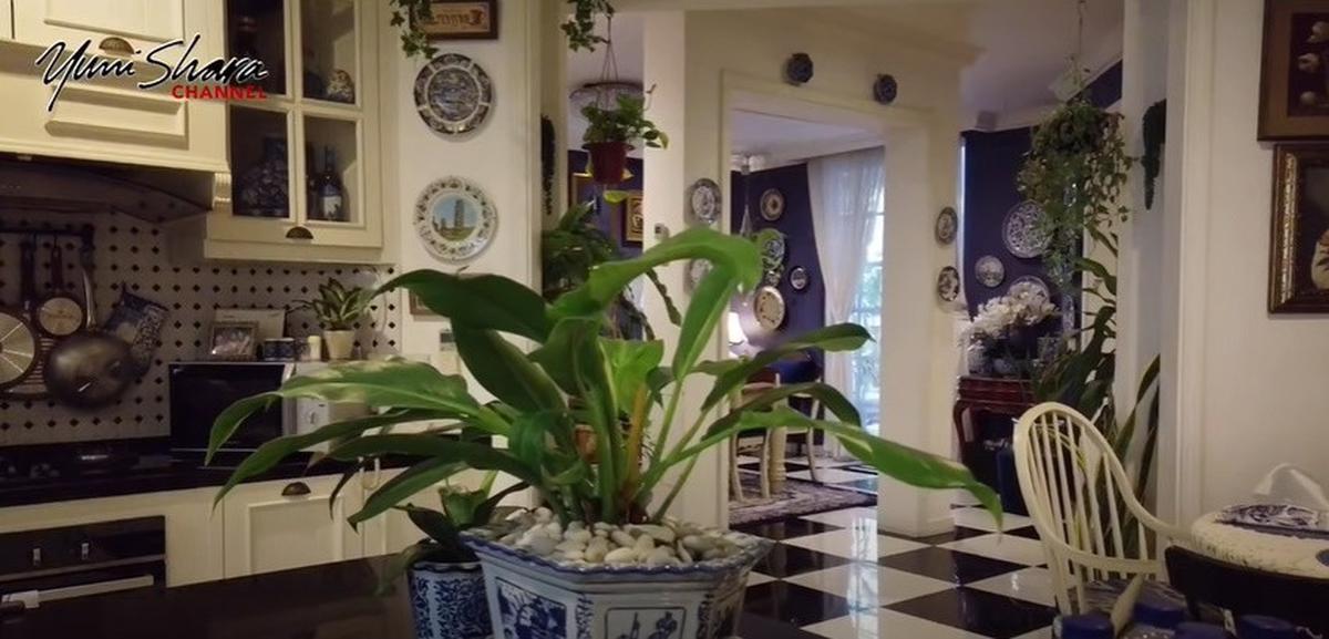 Bertema Jungle House, 8 Potret Dapur Yuni Shara yang Vintage dengan Banyak Tanaman dan Keramik