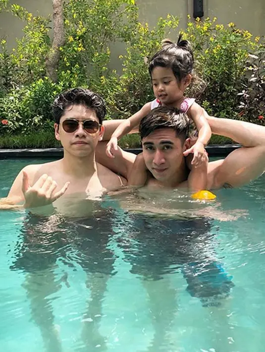 Nah kalau yang satu ini Verrell terlihat sedang bermain di kolam renang bersama kedua adiknya, Athalla dan Vania. Gadis mungilnya itu kemudian digendong di atas bahu Verrell. (Instagram/bramastavrl)