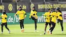 Pemain Borussia Dortmund saat sesi latihan jelang laga Liga Champions, Selasa (24/11/2020). Dortmund akan berhadapan dengan Club Brugge. (AP/Martin Meissner)