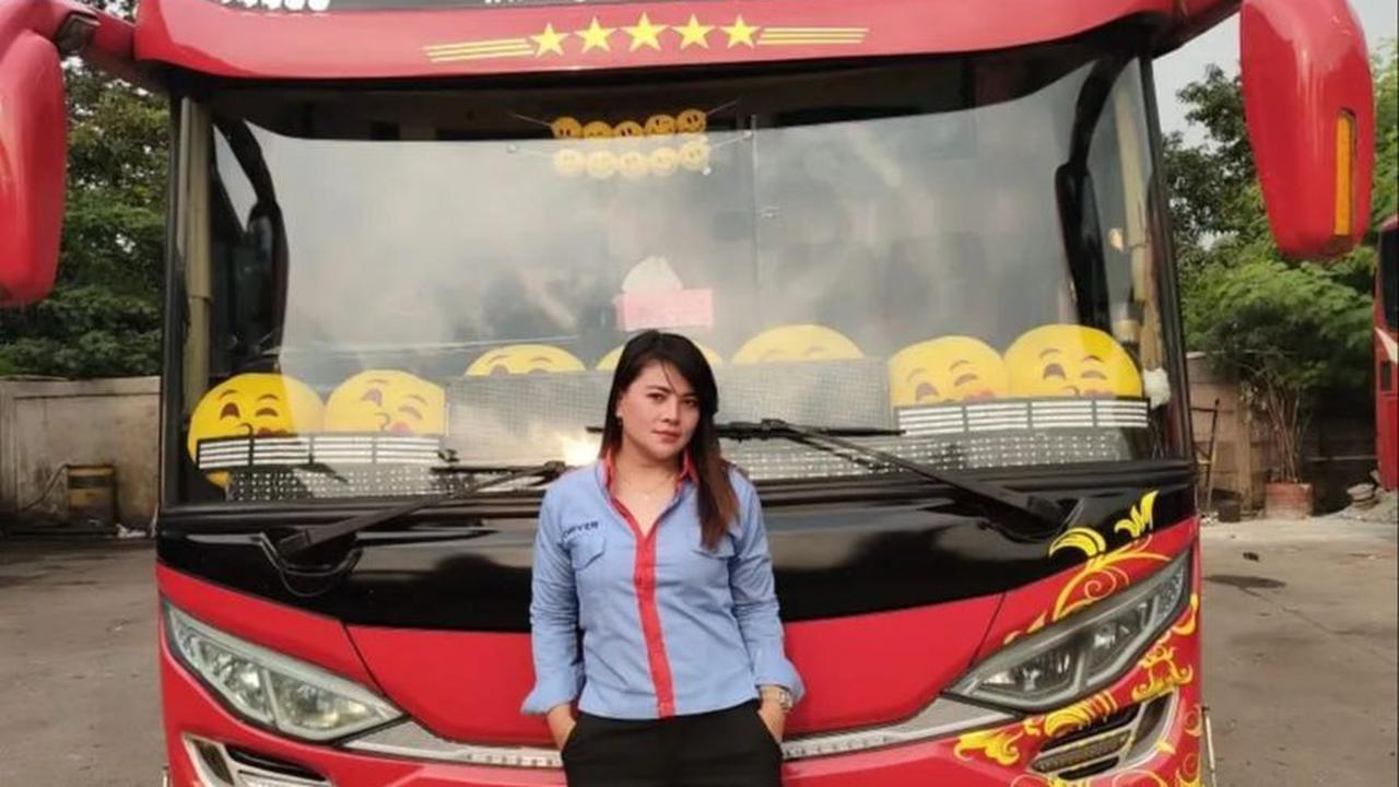 Liena Ozora beberapa waktu lalu sempat berhasil mencuri perhatian masyarakat luas. Bagaimana tidak, wanita cantik ini berprofesi sebagai sopir bus. Diketahui, Liena Ozora adalah sopir bus PO Agra Mas. <br>