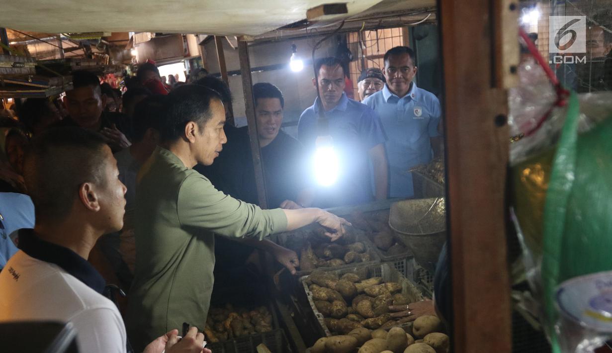 Calon Presiden Nomor Urut 01, Joko Widodo atau Jokowi mengunjungi kios ubi saat melakukan blusukan ke Pasar Cihaurgeulis, Bandung, Minggu (11/11). Dalam kesempatan itu, Jokowi berkeliling di pasar dan menyapa para pedagang. (Liputan6.com/Angga Yuniar)
