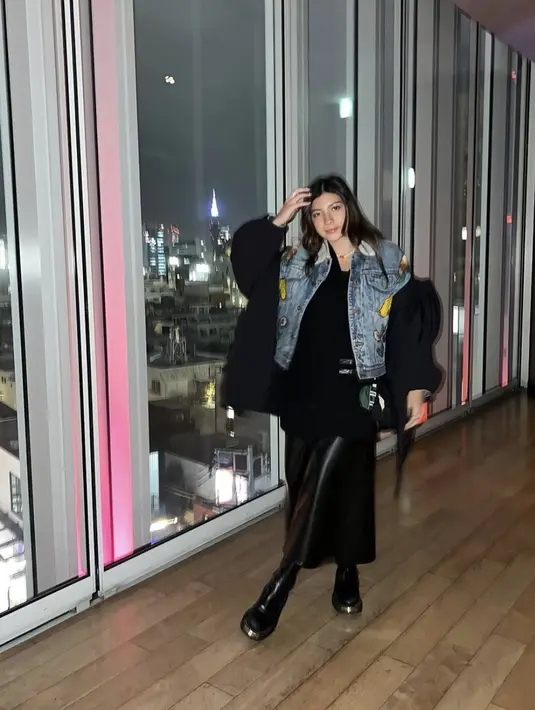 Paduan ragam model dan material, denim dan latex serta fur, membuat gaya Shaloom begitu fashionable. [Foto: Instagram/ sharazaaa]