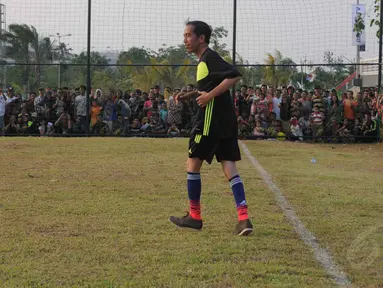 Bersama dengan warga dan selebriti, Jokowi bermain sepakbola di kawasan Waduk Pluit, Jakarta, Minggu (17/8/14). (Liputan6.com/Herman Zakharia)
