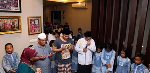 Rumah keluaga Olga Syahputra dikawasan Duren Sawit dipadati orang yang menghadiri tahlilan 40 Hari Olga Syahputra, Rabu (6/8)