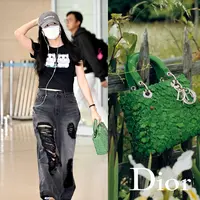 Jisoo BLACKPINK menjinjing tas ikonik perdana hasil sentuhan Anderson untuk rumah mode Prancis tersebut. [@newsforblink].