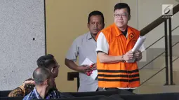 Pemegang saham mayoritas PT Bintuni Energy Persada David Manibui usai menjalani pemeriksaan di Gedung KPK, Jakarta, Selasa (24/9/2019). Dia diperiksa sebagai tersangka dugaan suap pengadaan pekerjaan peningkatan jalan di Kabupaten Jayapura pada APBD-P Pemprov Papua TA 2015. (merdeka.com/Dwi Narwoko)