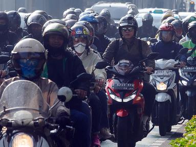 Kepadatan kendaraan yang melintas di Jalan Jenderal Gatot Subroto, Jakarta, Selasa (8/4/2025). (Liputan6.com/Herman Zakharia)