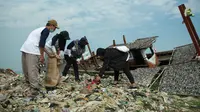 Warga Desa Teluk, Kabupaten Pandeglang, Banten, ikut memperingati Hari Lingkungan Hidup (HLH) Sedunia Tahun 2024 dengan Aksi Bersih Pantai pada Jumat (7/6/2024) (Istimewa)