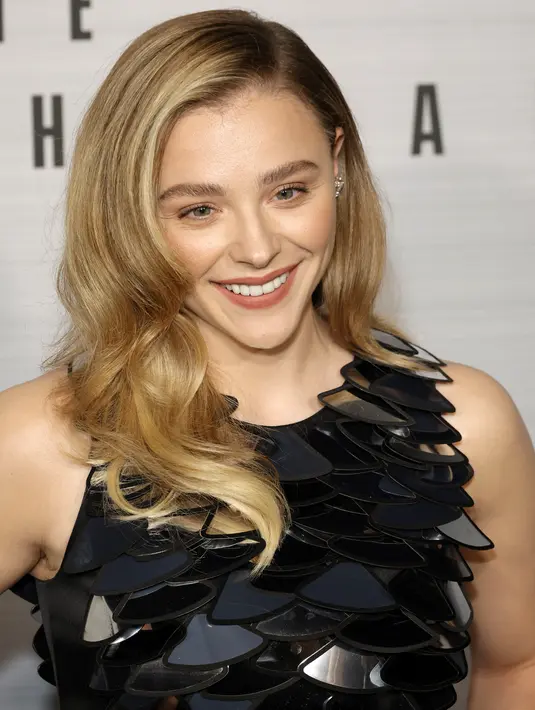 Chloe Grace Moretz tersenyum saat berpose menghadiri acara pemutaran perdana serial sci-fi "The Peripheral" Ace Hotel di Los Angeles pada Selasa, 11 Oktober 2022. Pemenang People's Choice Award dua kali itu memakai sepasang stiletto berujung terbuka yang menambahkan beberapa inci ke perawakannya yang mungil setinggi lima kaki empat. (Frazer Harrison/Getty Images/AFP)