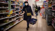 Seorang pelanggan berbelanja di supermarket Sainsbury di Walthamstow, London timur pada 13 Februari 2022. Inflasi tahunan Inggris mencapai 5,4 persen pada Desember, memicu kekhawatiran tekanan biaya hidup karena upah gagal mengimbangi. (Tolga Akmen / AFP)