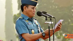 Citizen6, Jakarta: Segenap personel Mabes TNI baik militer maupun Pegawai Negeri Sipil (PNS)melaksanakan upacara bendera tujuh belasan dengan Inspektur Upacara Kapuspen TNI Laksamana Muda TNI Iskandar Sitompul, Senin (18/7). (Pengirim: Badarudin Bakri)