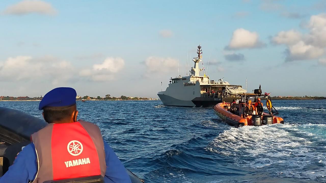 Proses Penjemputan 19 ABK KM Bandar Nelayan 188