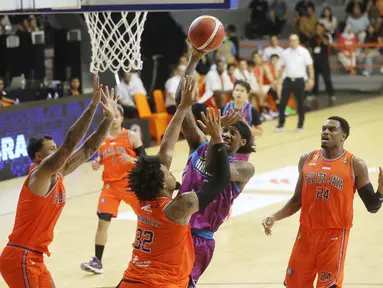 Pemain Amartha Hangtuah Jakarta, Zoran Talley, saat melawan Pelita Jaya Jakarta pada laga lanjutan Indonesia Basketball League (IBL) 2024 di Gor Soemantri Brodjonegoro, Kuningan, Jakarta, Sabtu (18/5/2024). Pelita Jaya memetik kemenangan 93-84. (Bola.com/M Iqbal Ichsan)