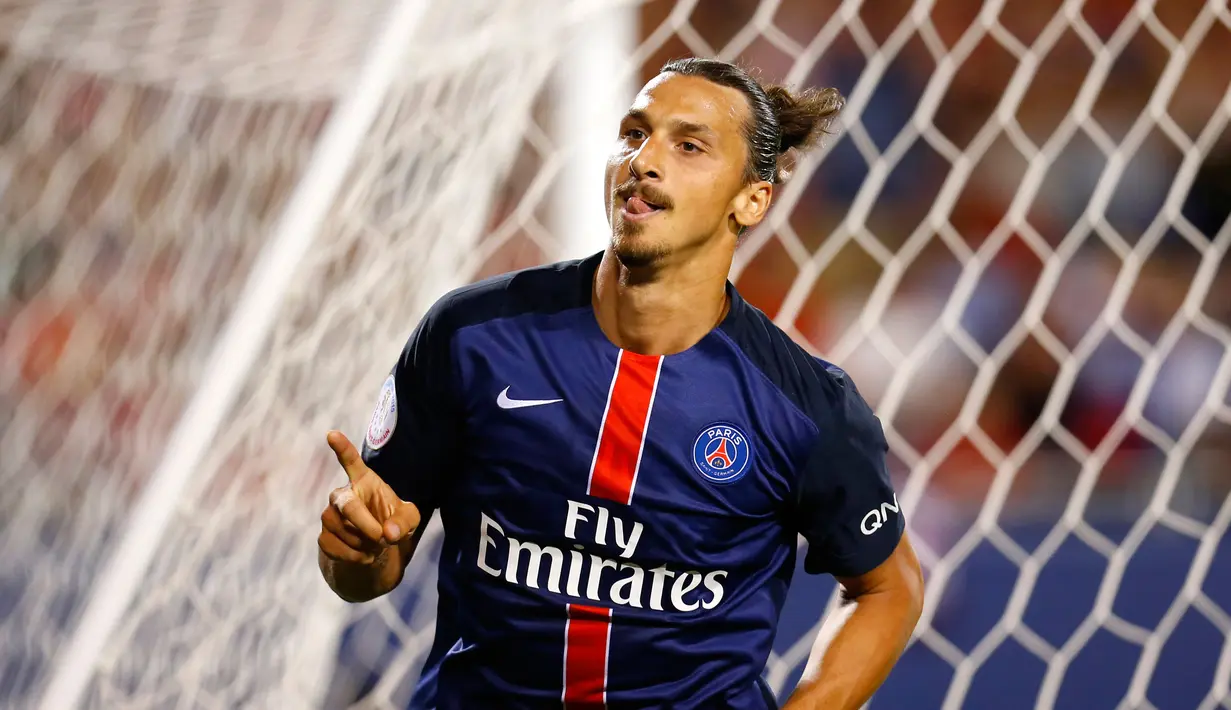 Penyerang PSG, Zlatan Ibrahimovic melakukan selebrasi setelah mencetak gol penutup bagi PSG di stadion soldier, Chicago, AS, Kamis (30/7/2015). Paris Saint – Germain menang dengan skor 2-0 atas Manchester United. (Reuters/Mike diNovo) 