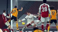 Gelandang Wolverhampton Wanderers, Daniel Podence (10), melepaskan tendangan yang berbuah gol ke gawang Arsenal dalam laga lanjutan Liga Inggris 2020/21 pekan ke-9 di Emirates Stadium, London, Minggu (29/11/2020) waktu setempat. Wolverhampton mengalahkan Arsenal 2-1. (AFP/Catherine Ivill/Pool)