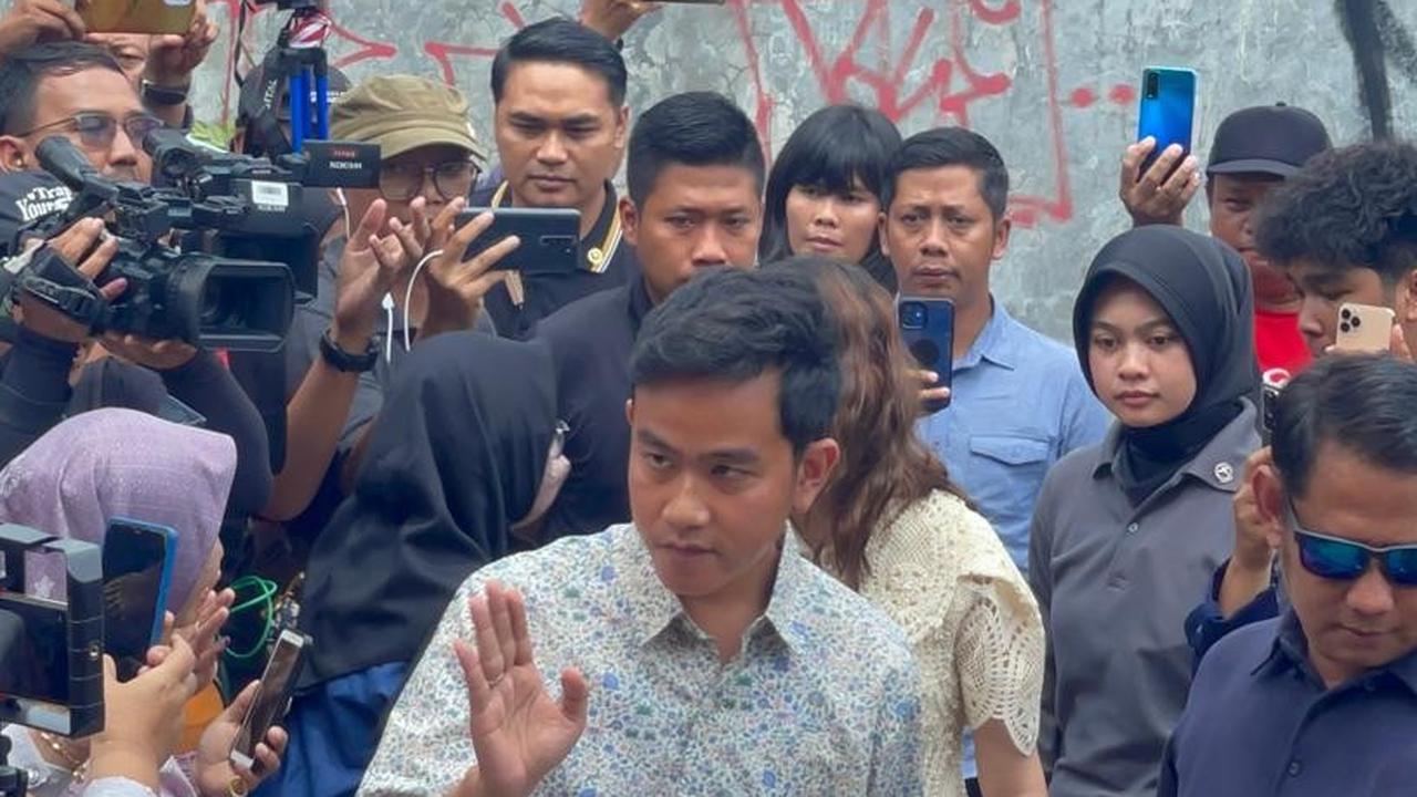 "Santai," kata Gibran di Bandara Adi Soemarmo, Solo, Rabu (14/2).<br>