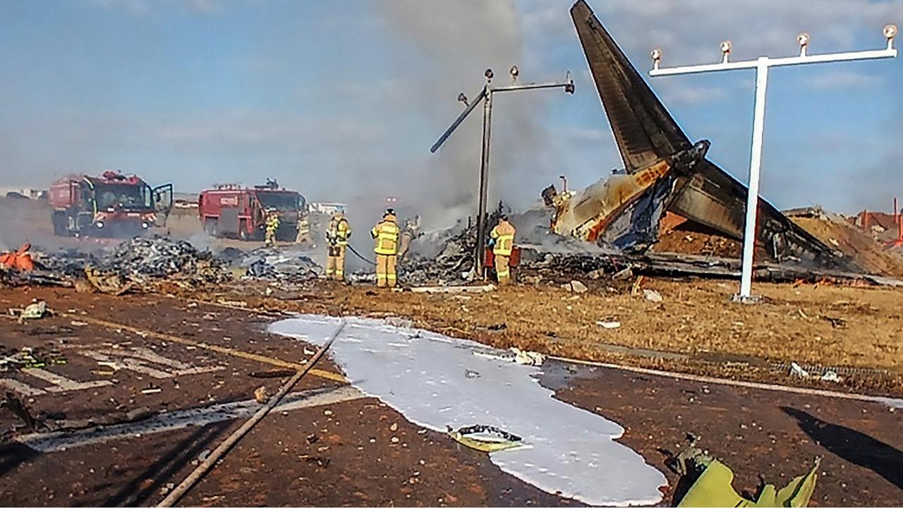 Tim SAR Evakuasi Korban Pesawat Jeju Air yang Jatuh Terbakar