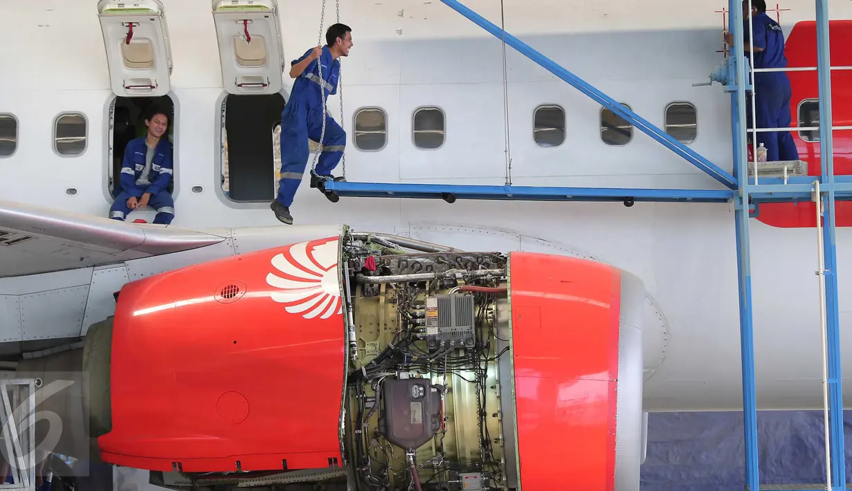 Teknisi tengah melakukan perbaikan pesawat di Hanggar 4 GMF, Tangerang, Jumat (6/11/2015). Hanggar milik Garuda Indonesia ini tersebut kekurangan teknisi pada tahun ini. (Liputan6.com/Angga Yuniar)