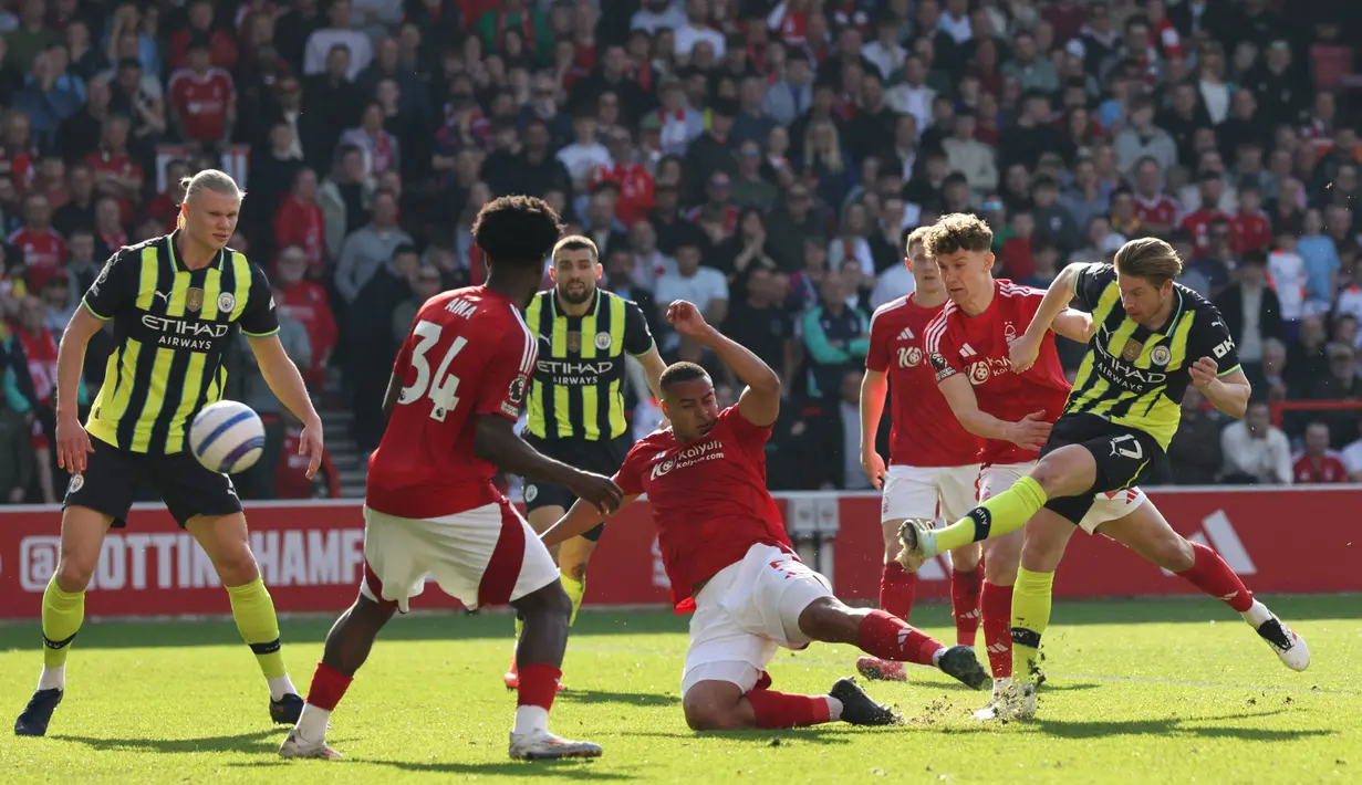 Manchester City berupaya membalas gol, namun Forest kukuh dalam bertahan. Skor keunggulan tipis Forest bertahan hingga laga bubar. (AFP/Darren Staples)