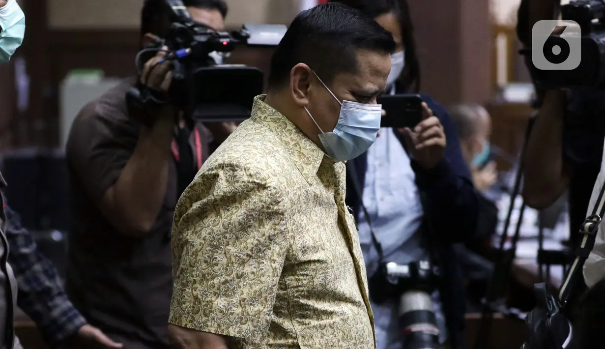 Terdakwa kasus suap penghapusan red notice Djoko Tjandra, Irjen (Pol) Napoleon Bonaparte (tengah) bersiap menjalani sidang pembacaan putusan di Pengadilan Tipikor, Jakarta, Rabu (10/3/2021). Majelis Hakim memvonis terdakwa empat tahun penjara dan denda Rp100 juta. (Liputan6.com/Helmi Fithriansyah)