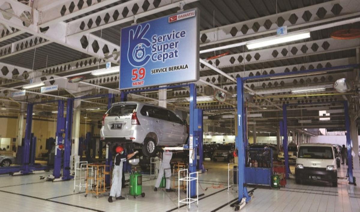 Selain pemeriksaan secara mandiri, Anda juga dapat mempercayakan mobil<br>kesayangan ke bengkel resmi Daihatsu terdekat, yang punya fasilitas lengkap dan teknisi profesional agar kondisi mobil tetap prima setelah digunakan dalam perjalanan panjang.