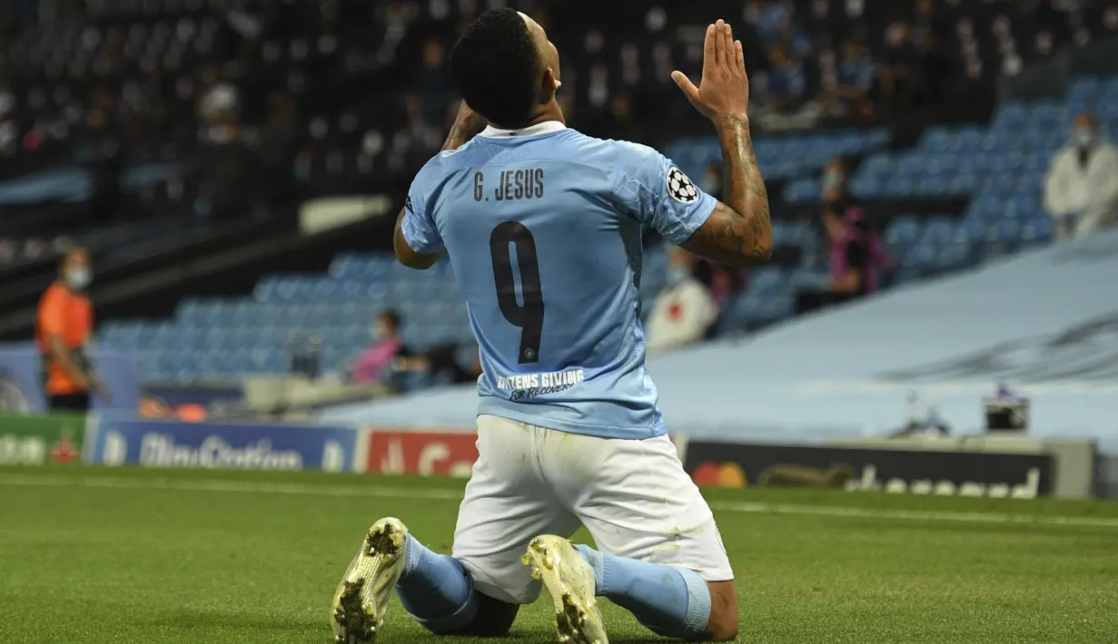 Penyerang Manchester City, Gabriel Jesus berselebrasi usai mencetak gol ke gawang Real Madrid pada leg kedua babak 16 besar Liga Champions di Etihad Stadium, Inggris (7/8/2020). City menang tipis 2-1 dan melaju ke perempat final unggul agregat 4-2 atas Madrid. (Oli Scarff/Pool Photo via AP)