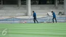 Pekerja mengecek rumput lapangan latihan timnas Indonesia di Kompleks Gelora Bung Karno, Senayan, Jakarta, Rabu (10/5). Pemerintah melakukan renovasi total kawasan Gelora Bung Karno guna menyambut Asian Games 2018. (Liputan6.com/Gempur M Surya)