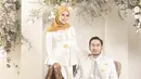 Kebaya modifikasi kali ini terlihat begitu grande dengan paduan warna netral dan statement. [Foto: Instagram/ Syahnaz Sadiqah]