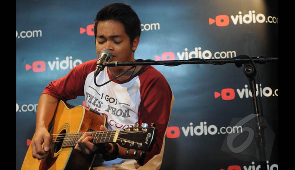 Aksi juara dua Music Video Contest, Dibya Dika saat tampil di kantor Vidio.com, SCTV Tower, Jakarta, Rabu (28/1/2015). (Liputan6.com/Herman Zakharia)