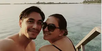 Pasangan presenter pemeran, Darius Sinathrya dan Donna Agnesia baru saja merayakan ulang tahun pernikahan yang ke sepuluh. Keduanya menghabiskan waktu berdua di Pulau Maldives. (Instagram/darius_sinathrya)