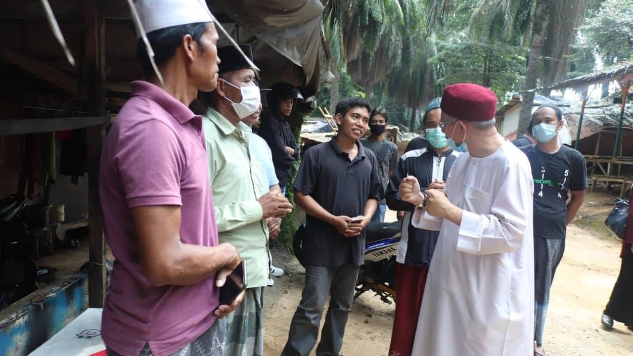 Menteri Urusan Agama Malaysia Dr. Zulkifli Mohamad al-Bakri memberikan bantuan untuk 142 keluarga dari Indonesia di Negeri Jiran. (Facebook/Dr. Zulkifli Mohamad al-Bakri)