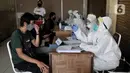 Pedagang menjalani rangkaian pemeriksaan sebelum mengikuti Tes Swab Covid-19 di Pasar Kramat Jati, Jakarta, Rabu (17/6/2020). Ratusan pedagang Pasar Kramat Jati menjalani tes swab secara bertahap sebagai upaya pemerintah memutus rantai penyebaran virus Covid-19. (merdeka.com/Iqbal S. Nugroho)