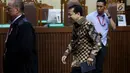 Terdakwa kasus korupsi E-KTP, Setya Novanto berjalan meninggalkan ruangan sidang pembacaan putusan sela di Pengadilan Tipikor, Jakarta, Kamis (4/1). Novanto‎ mengaku pasrah setelah Hakim menolak eksepsi atau nota keberatannya. (Liputan6.com/Johan Tallo)