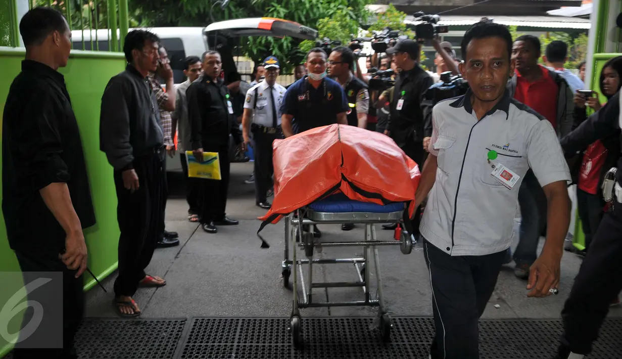 Jumlah korban tewas akibat kecelakaan maut Kereta Commuter Line dan Metro Mini di perlintasan kereta Angke, Tambora, Jakarta Barat, Minggu (6/12/2015) bertambah menjadi 16 orang. (Liputan6.com/Gempur M Surya)