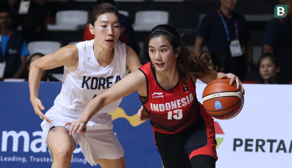 Pebasket putri Indonesia, Christine Aldora Tjundawan (kanan) menghindari kawalan pemain Korea, Lim Yunghui pada babak penyisihan Grup X Basket Putri Asian Games 2018 di Jakarta, Rabu (15/8). Indonesia kalah 40-108. (Liputan6.com/Helmi Fithriansyah)