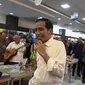 Presiden Joko Widodo saat berada di salah satu toko buku di Maluku City Mall, Ambon, Maluku, Rabu (8/2). Kedatangan Jokowi disambut meriah oleh pengunjung pusat perbelanjaan tersebut. (Liputan6.com/Faizal Fanani)