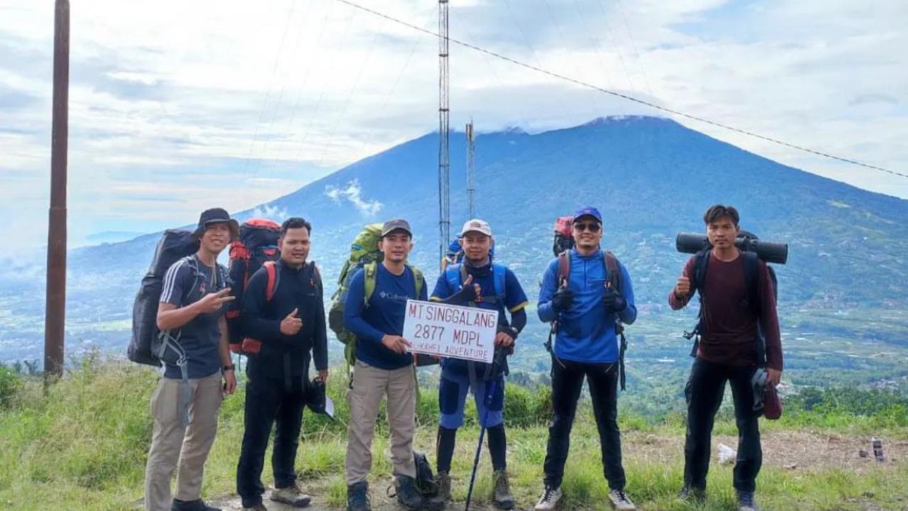 Pendaki di Gunung Singgalang di Sumatera Barat, sangat dekat dengan kota Bukittinggi